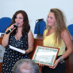  L'AVV. MANUELA VARRICA CONSEGNA IL PREMIO ALLA STUDENTESSA MARIA ANASTASIA ARCURI DEL LICEO CLASSICO "B. TELESIO" - COSENZA